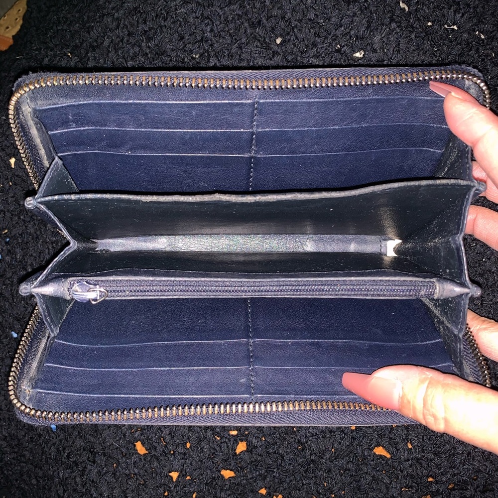 Gucci Dark Blue Embossed GG Zip Wallet - Picture 4 of 7